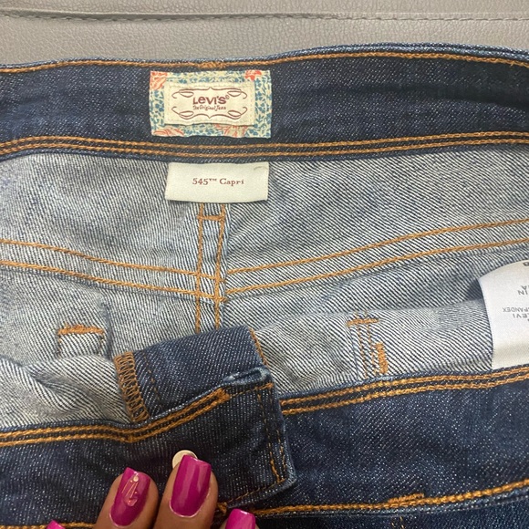 EUC Levi’s 545 Denim Capris - Picture 3 of 4